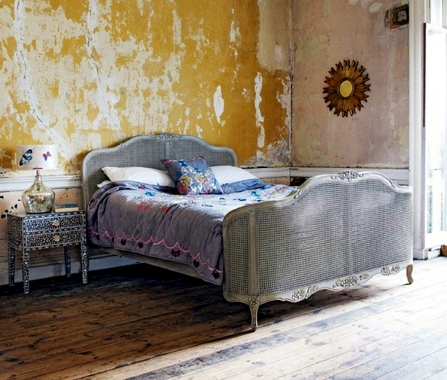 Room in shabby chic decorating style introduced - a touch of romance