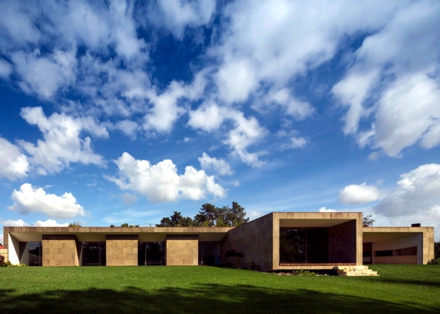 Houses modern blends harmoniously with the landscape