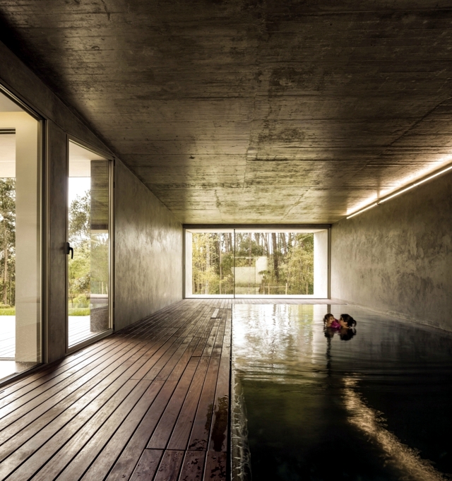 Houses modern blends harmoniously with the landscape