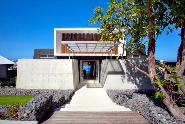 Design contemporary beach house with attractive facade