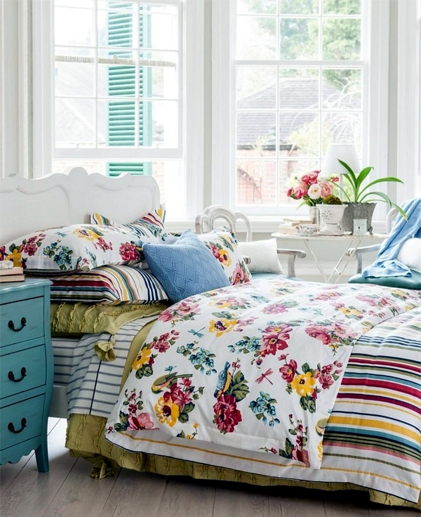 Vintage room set playful floral pattern as an accent