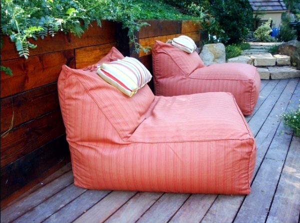 Pouf located in the courtyard garden to facilitate