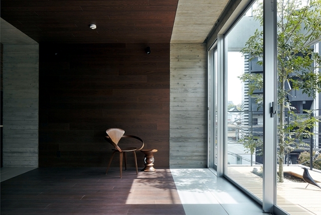 House with balcony - modern concept, implemented by Ryo Matsui in Tokyo
