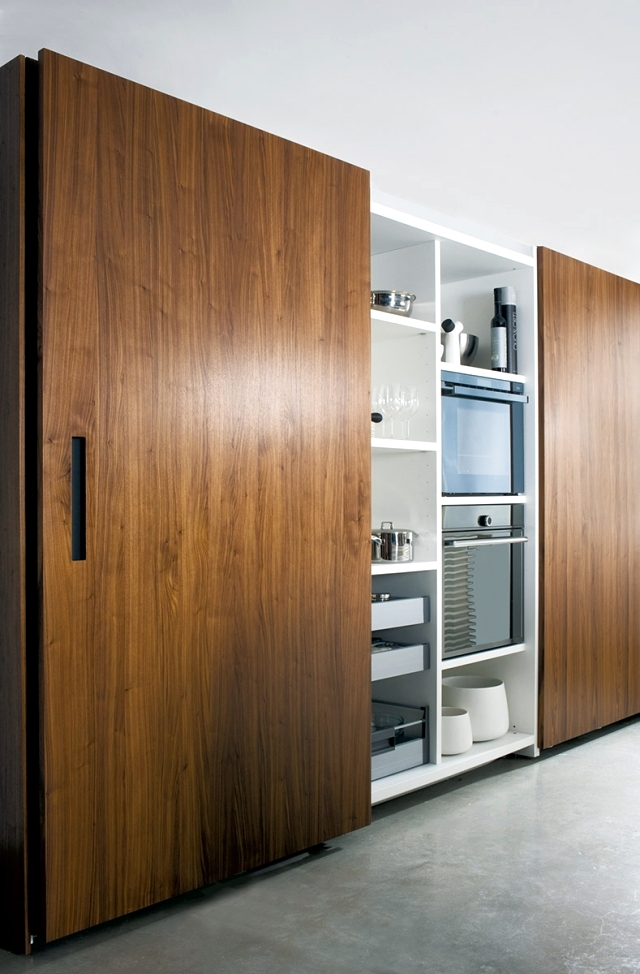 HI-MACS modern kitchen with island by Miton - Mirosi
