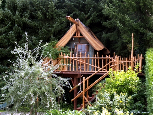 A tree house for children in garden construction - Useful tips and ideas