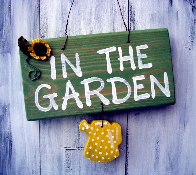Fun Ideas to decorate the garden a touch of humor