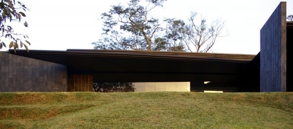 Minimalist house with flat roof - a haven in the midst of nature