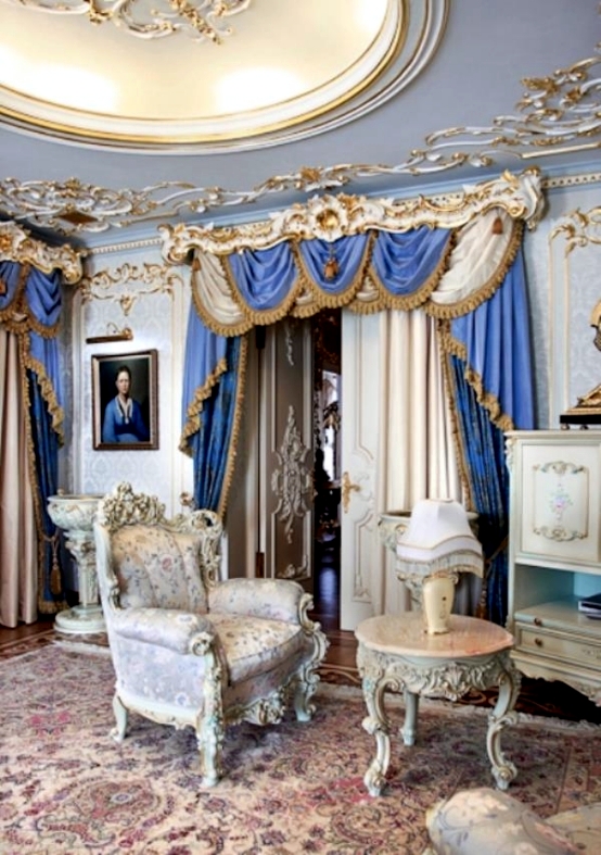 Luxury apartment in the rococo style in St. Petersburg - live like a palace