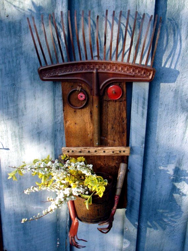 Use the old accessories and garden tools such as garden decor