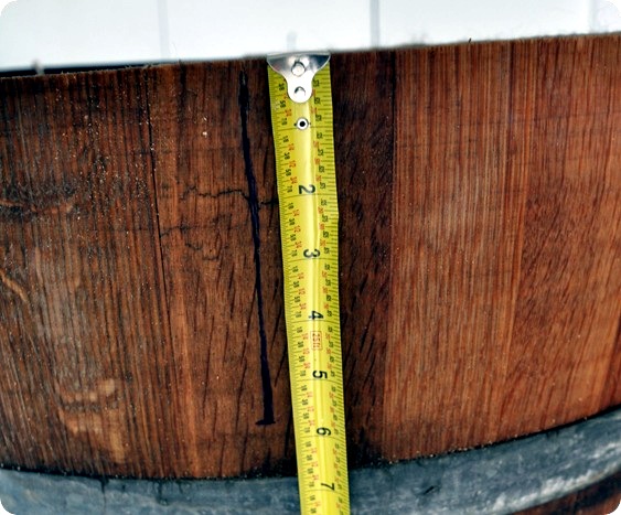 Build wooden planter itself old wine barrel - Illustrated