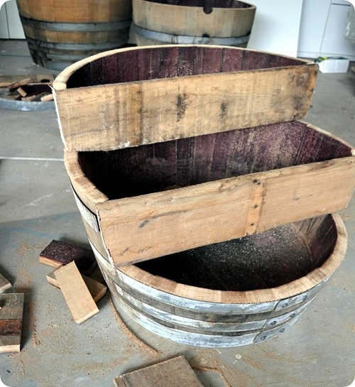 Build wooden planter itself old wine barrel - Illustrated