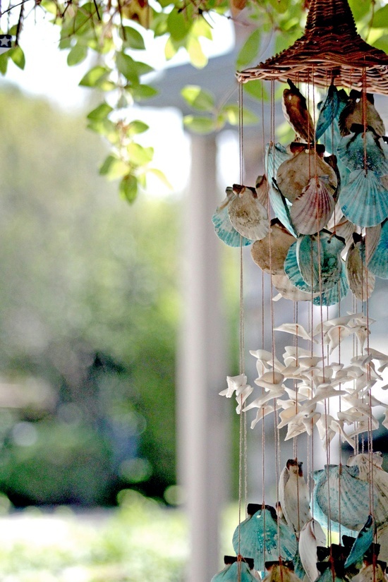 Sommerdeko in the garden - wind chimes shells tinker same