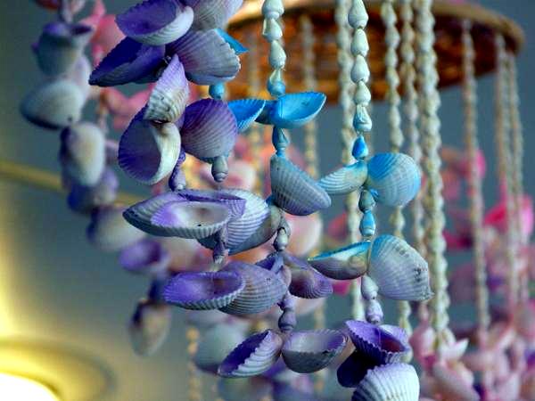 Sommerdeko in the garden - wind chimes shells tinker same