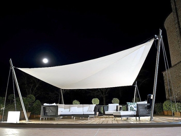 Retractable awning - a strong operation at any point