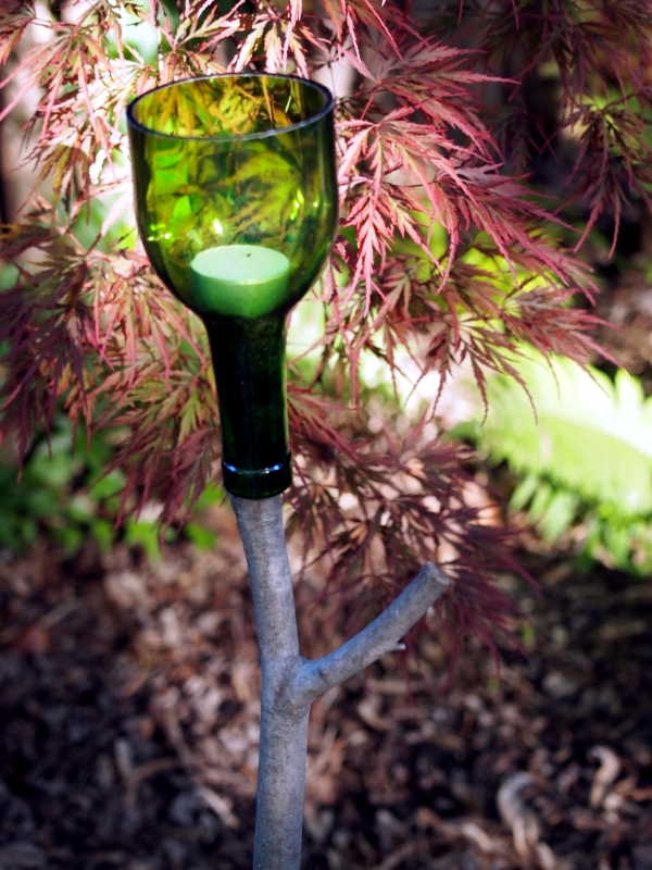 Use empty wine bottles in the garden again - 20 clever ideas
