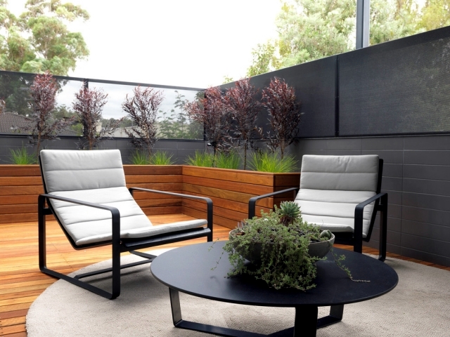 Keep prying eyes - Privacy patio with plants