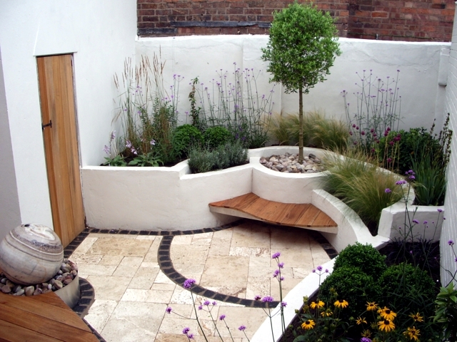 The modern wooden garden bench fits any garden situation