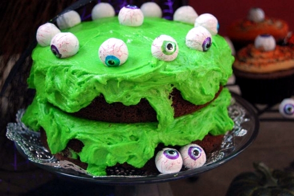 Crazy Halloween cakes and decoration for your spooky party