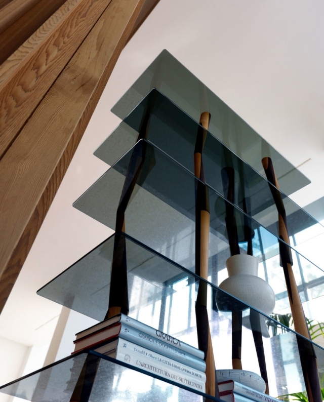 Design shelf "crystal Sendai" is reminiscent of bamboo sticks high