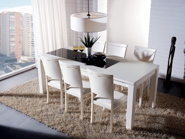 Extending table in white room brings sophistication and purist look