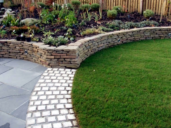Stone wall in the construction of the garden - ideas for attractive garden architecture