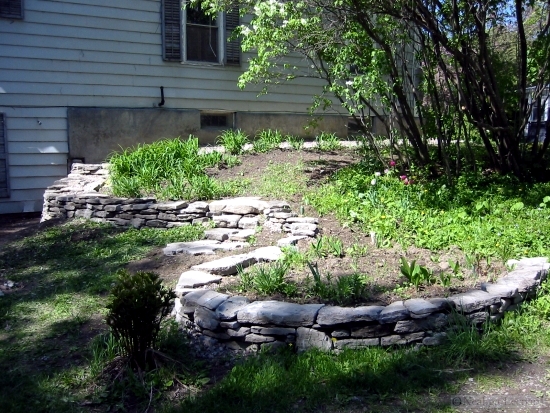 Stone wall in the construction of the garden - ideas for attractive garden architecture