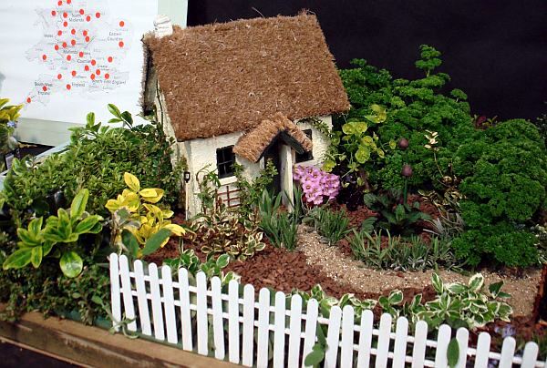 Create miniature gardens in pots on the balcony - QuickStart Guide