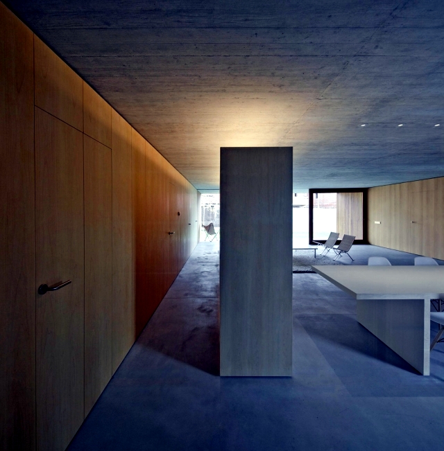 One storey, flat roof of minimalist concrete and wood