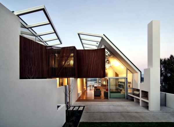 House overlooking the sea fronts and glass Parsonson Architects