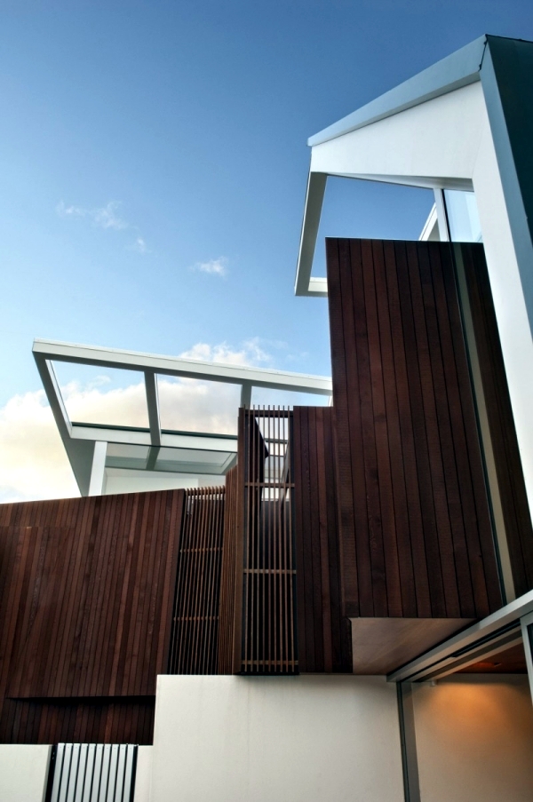 House overlooking the sea fronts and glass Parsonson Architects