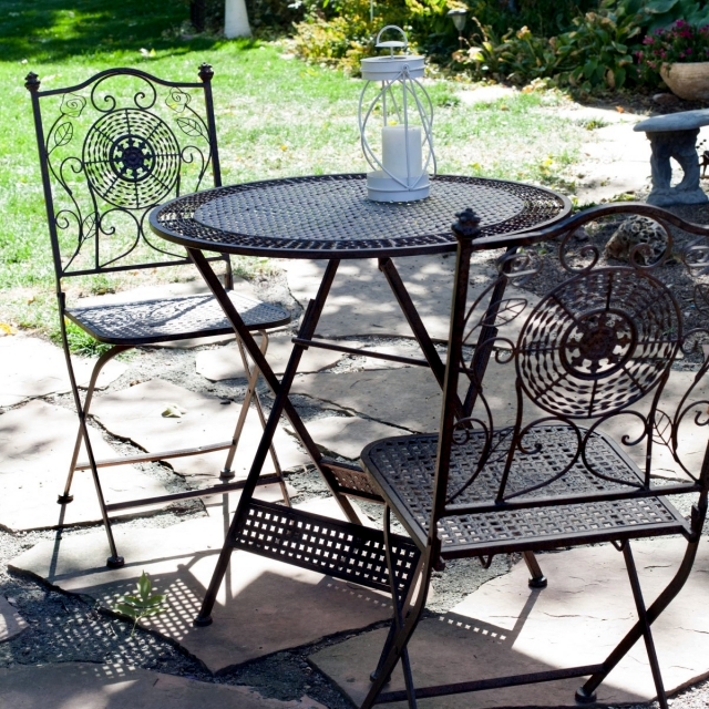 21 wrought iron garden furniture - Highlights the graceful air
