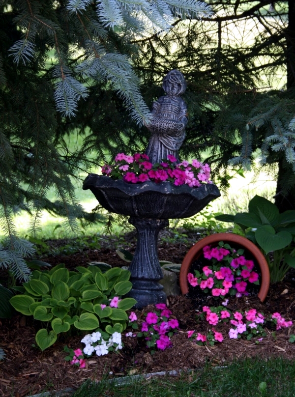Creative Garden Ideas - attractive planting flowers and creating illusions