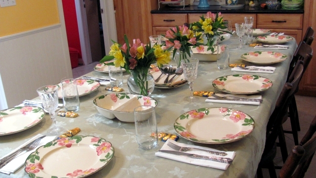 25 decorating ideas for the Easter table - put guests in an atmosphere of spring!