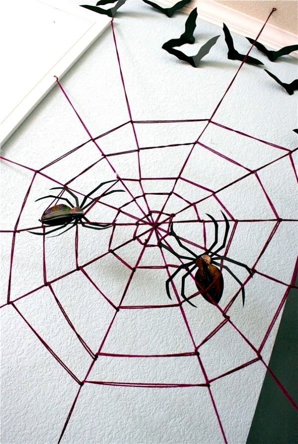 Two decorating ideas for Halloween crafts - the spider and the giant spider