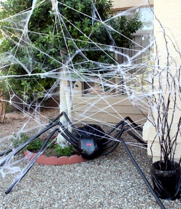 Two decorating ideas for Halloween crafts - the spider and the giant spider