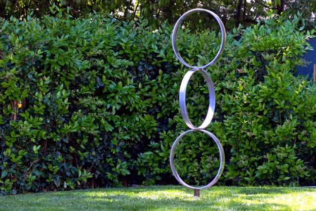 metal garden decorations - How large sculptures effect is used