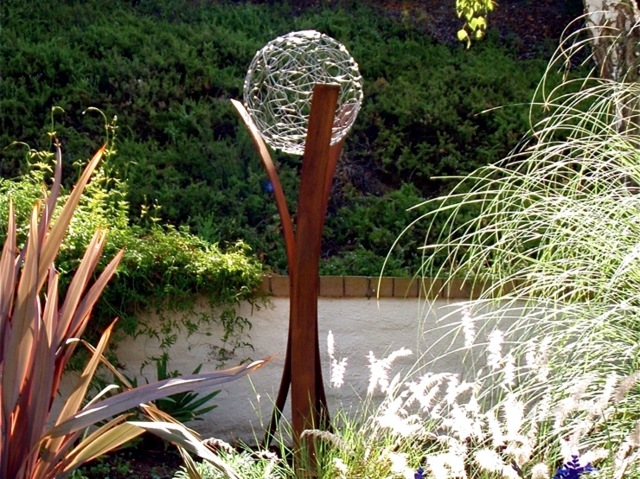 metal garden decorations - How large sculptures effect is used