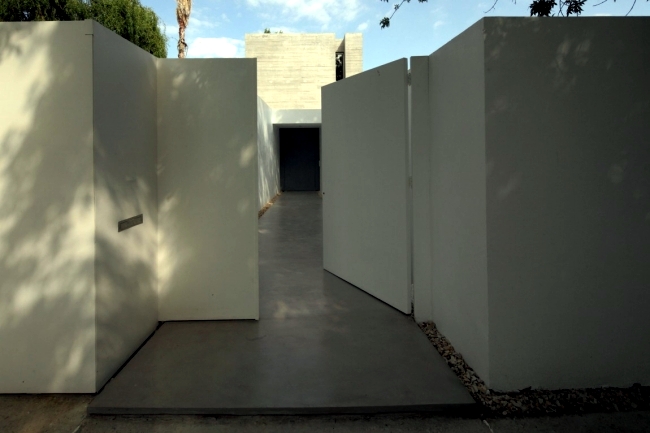 The construction of "Bunker", with a flat roof and the upper floor projecting widely