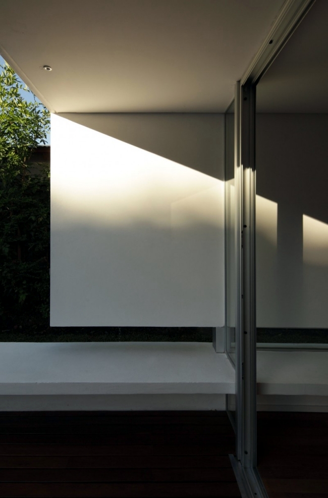 The construction of "Bunker", with a flat roof and the upper floor projecting widely