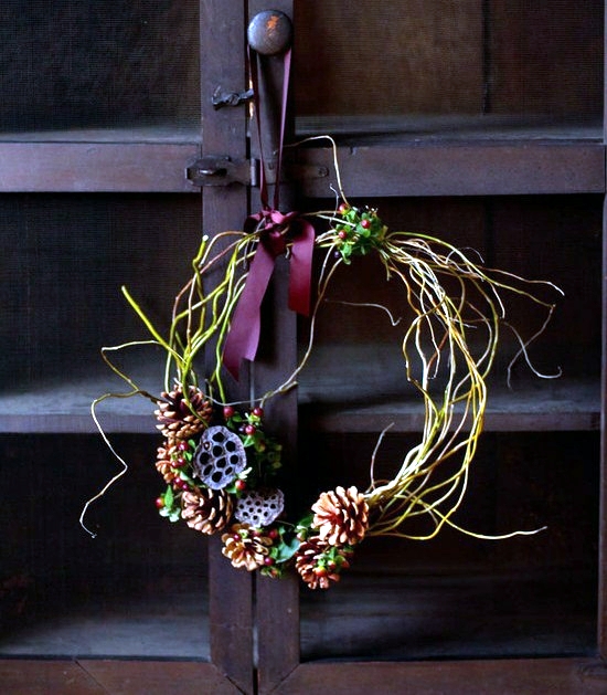 door wreath from natural materials craft - decorating idea for the fall and winter