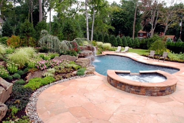 Swimming pool in the garden build - tips that will help you plan