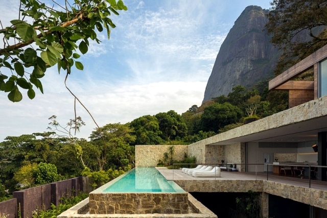 Contemporary Villa in Rio with a minimalist design