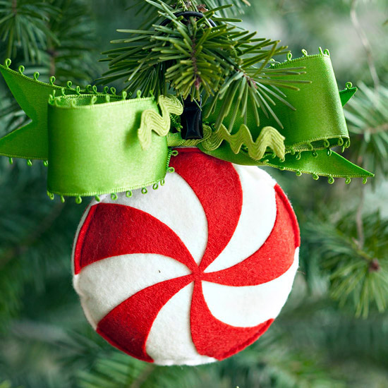 Fiddling Christmas tree decorations - 29 ideas for trailers felt