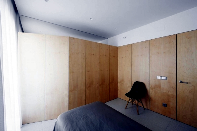 Apartment renovated in Spain - A wooden wall separating the chambers