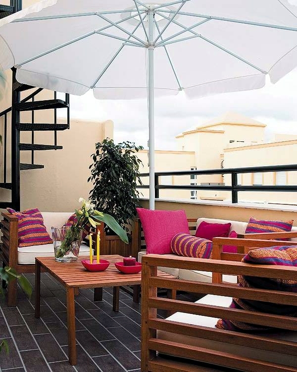 Design small balcony - ideas with colorful furniture and yard plants