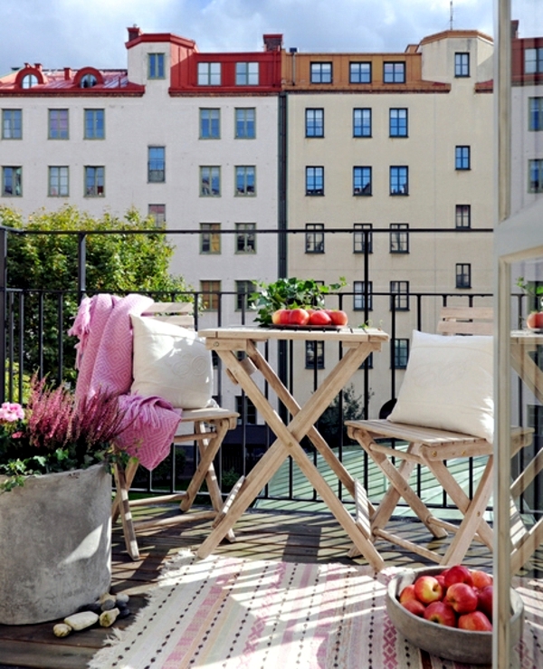 Design small balcony - ideas with colorful furniture and yard plants