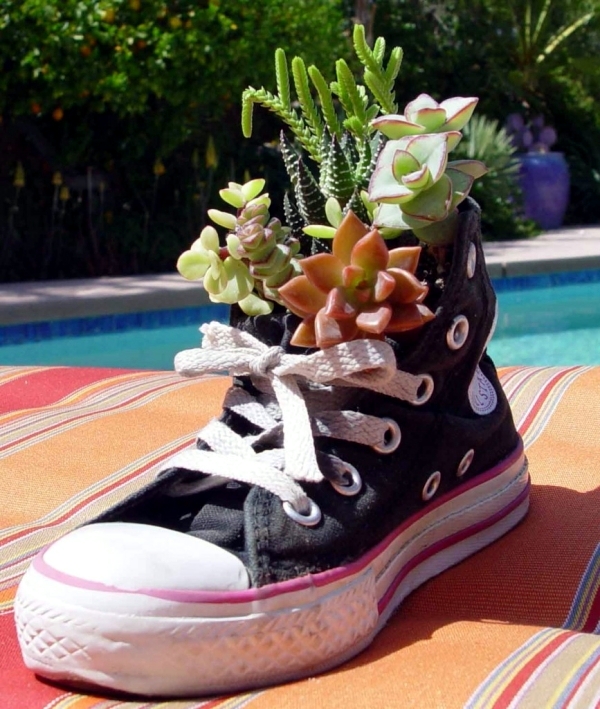 Plantar old shoes again - Ideas for home garden planters