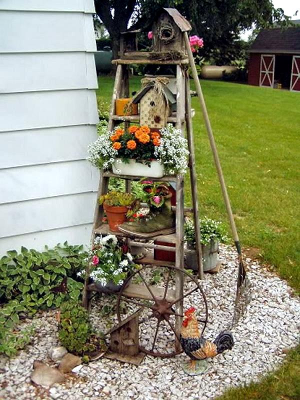 Develop Planter – Old wooden ladder as leaders of the flowers used