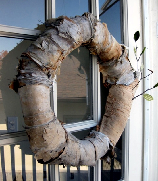 The Craft of decorative autumn wreath - natural looking to the front door