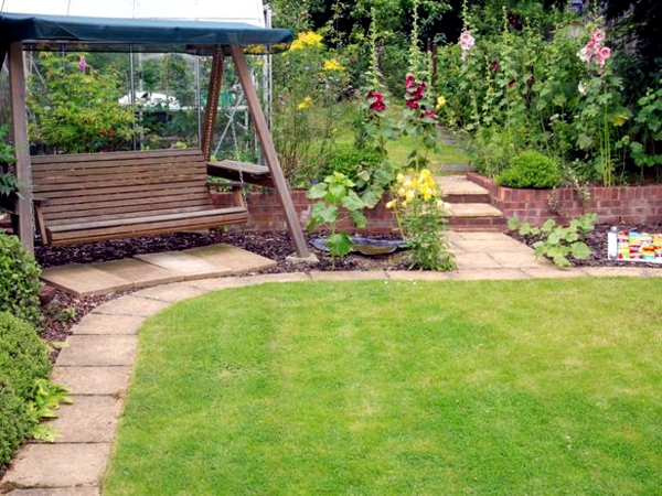 Grass in springtime - useful tips for gardeners